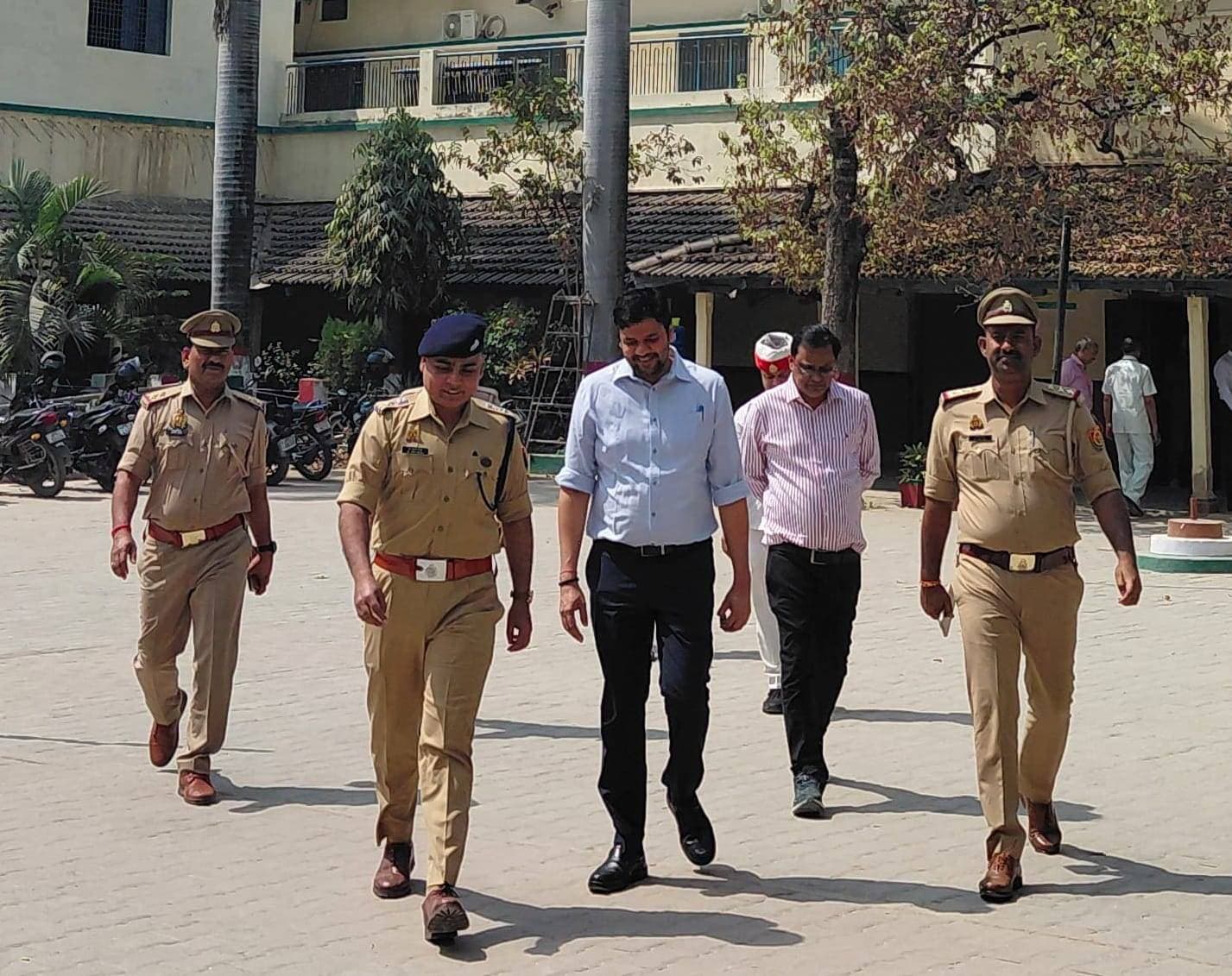 उप निरीक्षक भर्ती परीक्षा को लेकर डीएम-एसपी का औचक निरीक्षण, केंद्रों पर