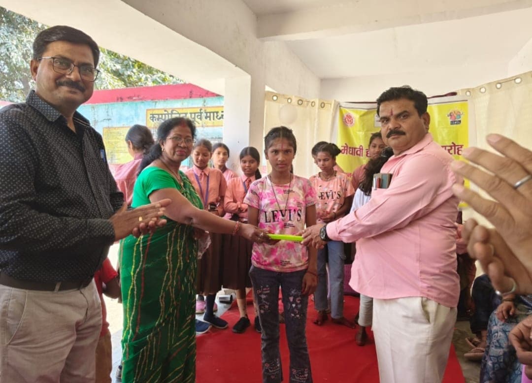 मेहनत इतनी खामोशी से करो कि सफलता शोर मचा दे - अवधेश