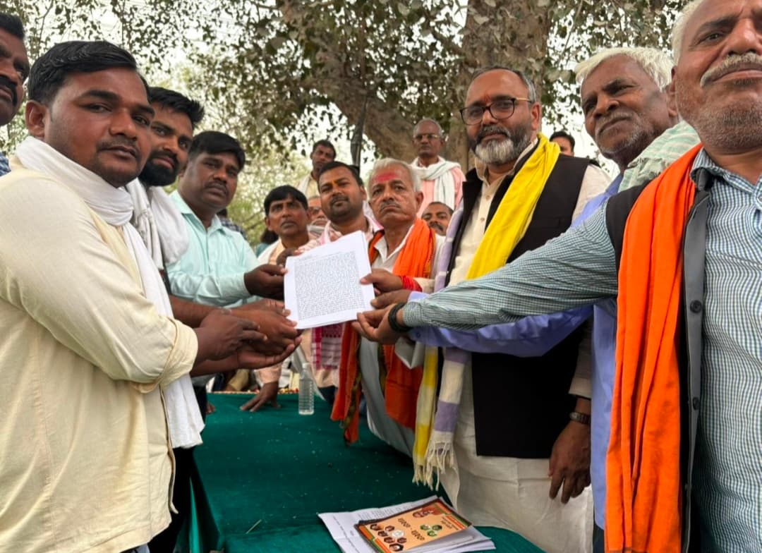 डाला सोनभद्र- नगर पंचायत डाला मलिन बस्ती वासियों ने सदर विधायक भूपेश चौबे को दिया ज्ञापन