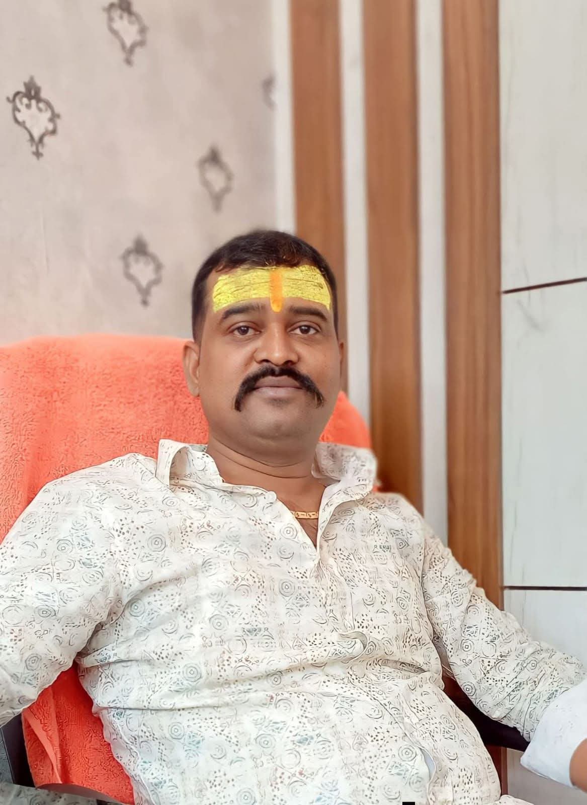 गोरखपुर* *पूर्व पार्षद राजकुमार चौहान की दिनदहाड़े हत्या, इलाके में सनसनी गोरखपुर।