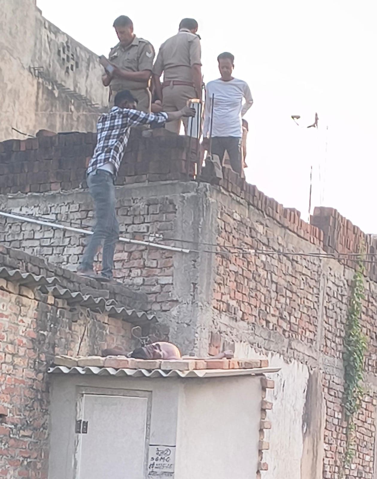 गगहा थाना क्षेत्र में अज्ञात शव मिलने से मचा हड़कंप