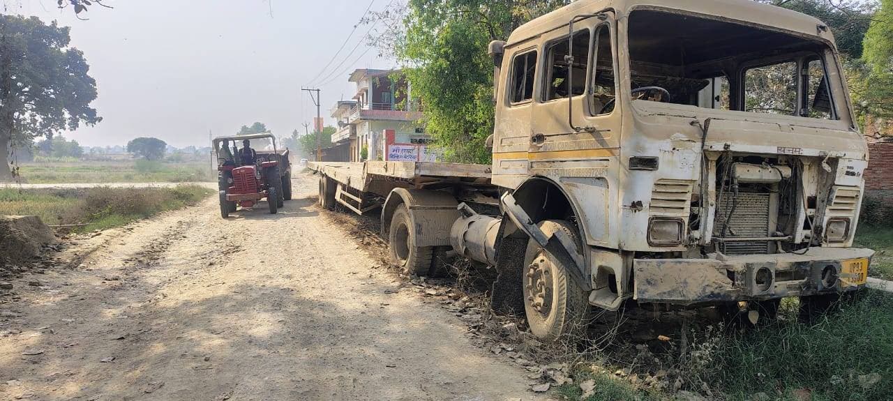 एक साल से सड़क पर खड़ा ट्रेलर बन रहा हादसे का कारण,