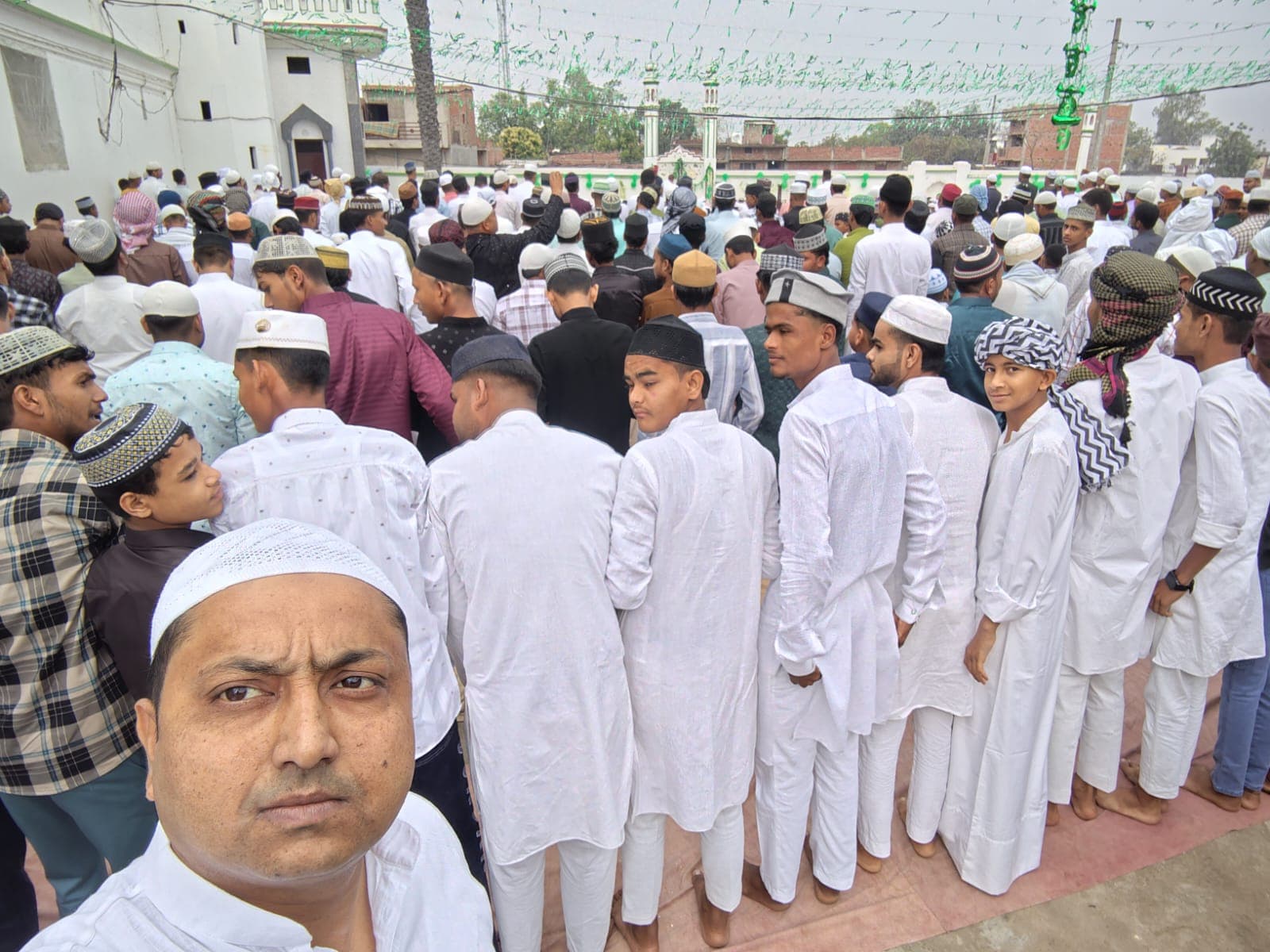 सिकरीगंज: जामा मस्जिद में शांतिपूर्ण एवं सौहार्दपूर्ण माहौल में अदा की गई