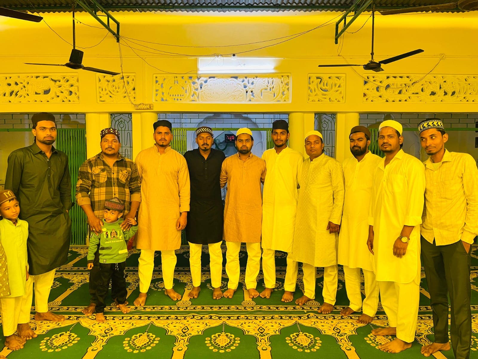 ईद की खुशियों से सराबोर हुआ बांसगांव क्षेत्र, गले मिलकर दी मुबारकबाद