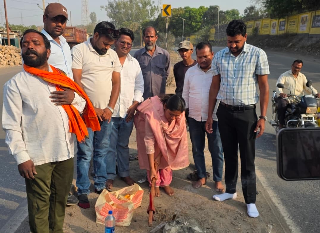 नपं अध्यक्ष ने किया अष्टकोणीय पोल व एलईडी लाइट का शिलान्यास