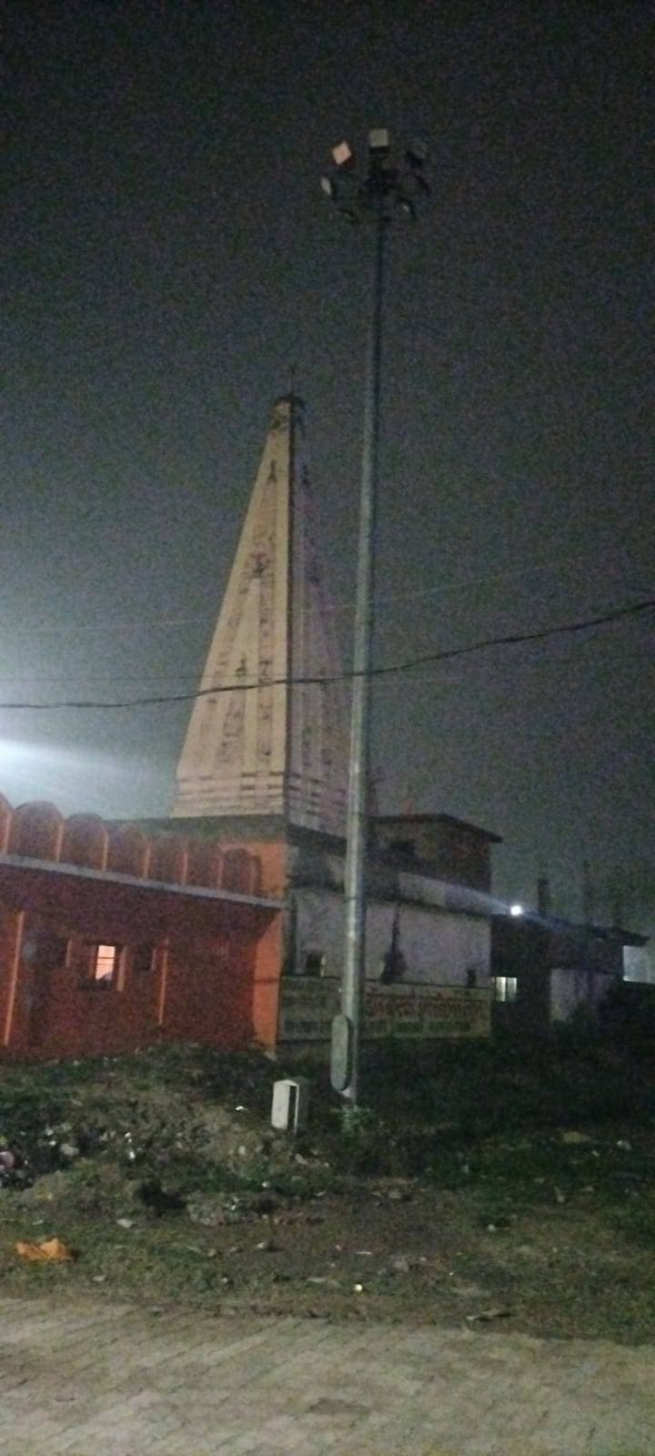 *सांसद निधि से लगा 4 लाख का हाईमास्ट लाइट बना शोपीस, 3