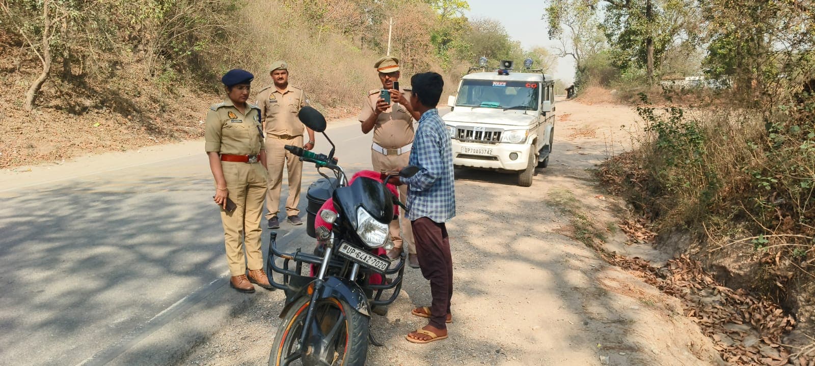 डिबुलगंज (थाना अनपरा) में सख्त चेकिंग अभियान .