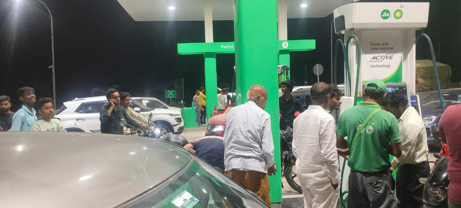 ब्रेकिंग न्यूज गोरखपुर आपदा में अवसर या अव्यवस्था? पेट्रोल पंपों पर हाहाकार