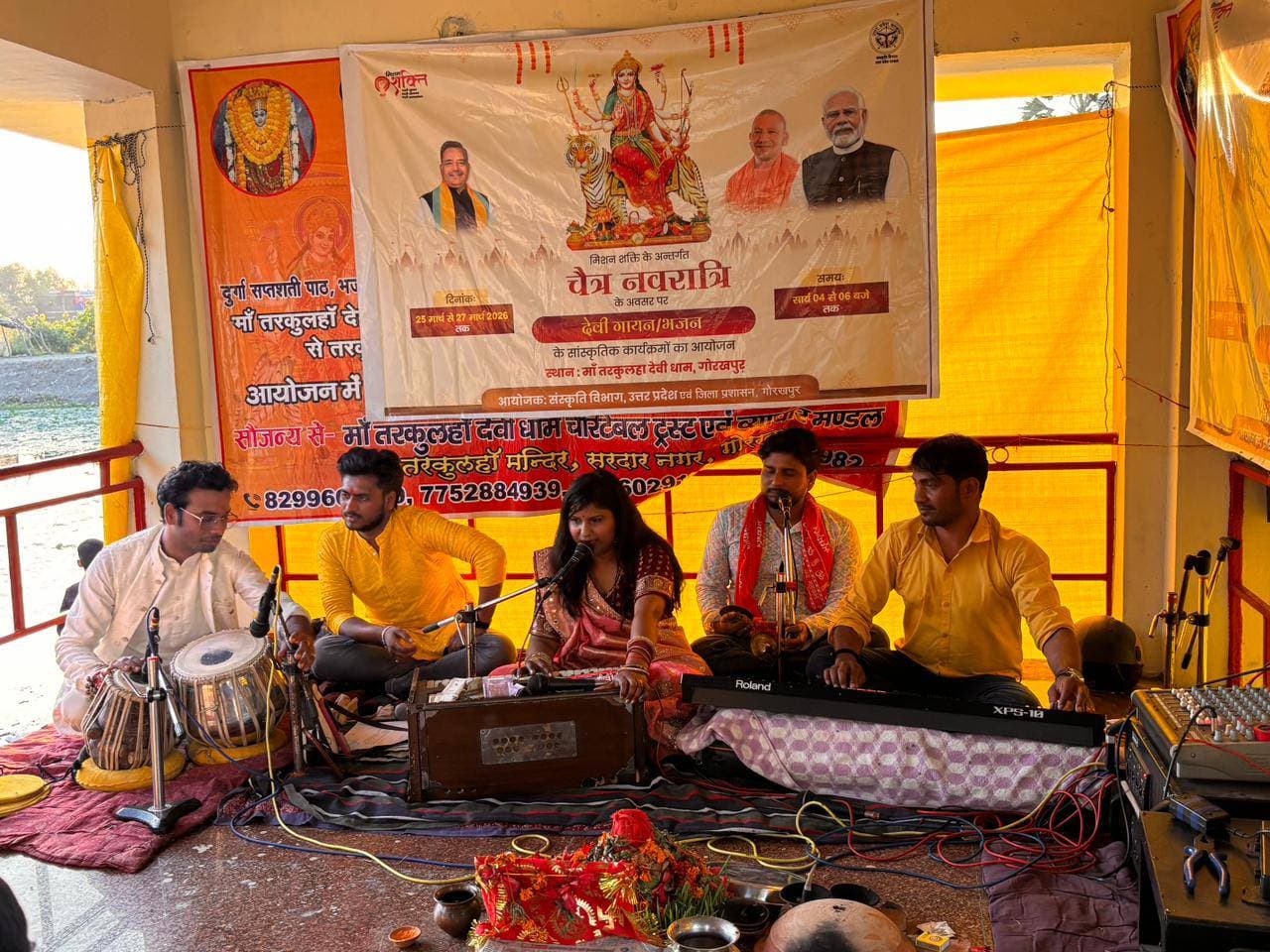 तरकुलहा धाम में भजन संध्या में झूमे श्रद्धालु
