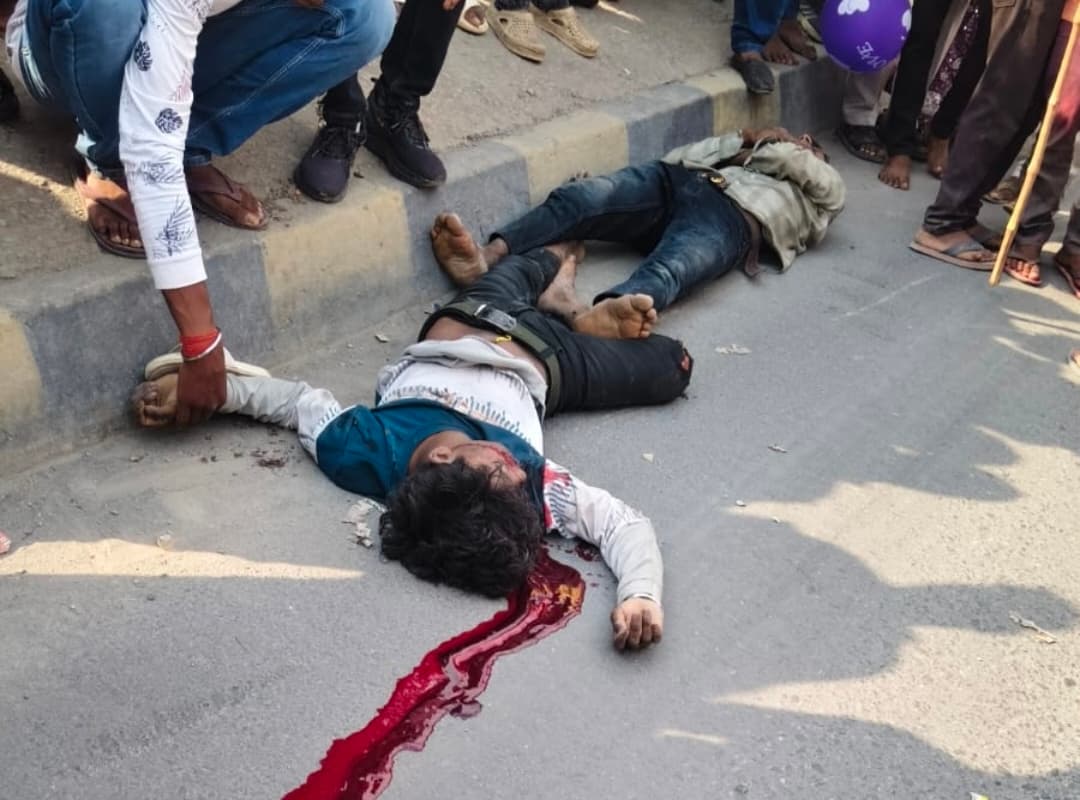 डाला (सोनभद्र ) स्थानीय पुलिस चौकी क्षेत्र के वैष्णो मंदिर के पास बाइक और क्रेन की जोरदार टक्कर में एक की मौत दो घायल