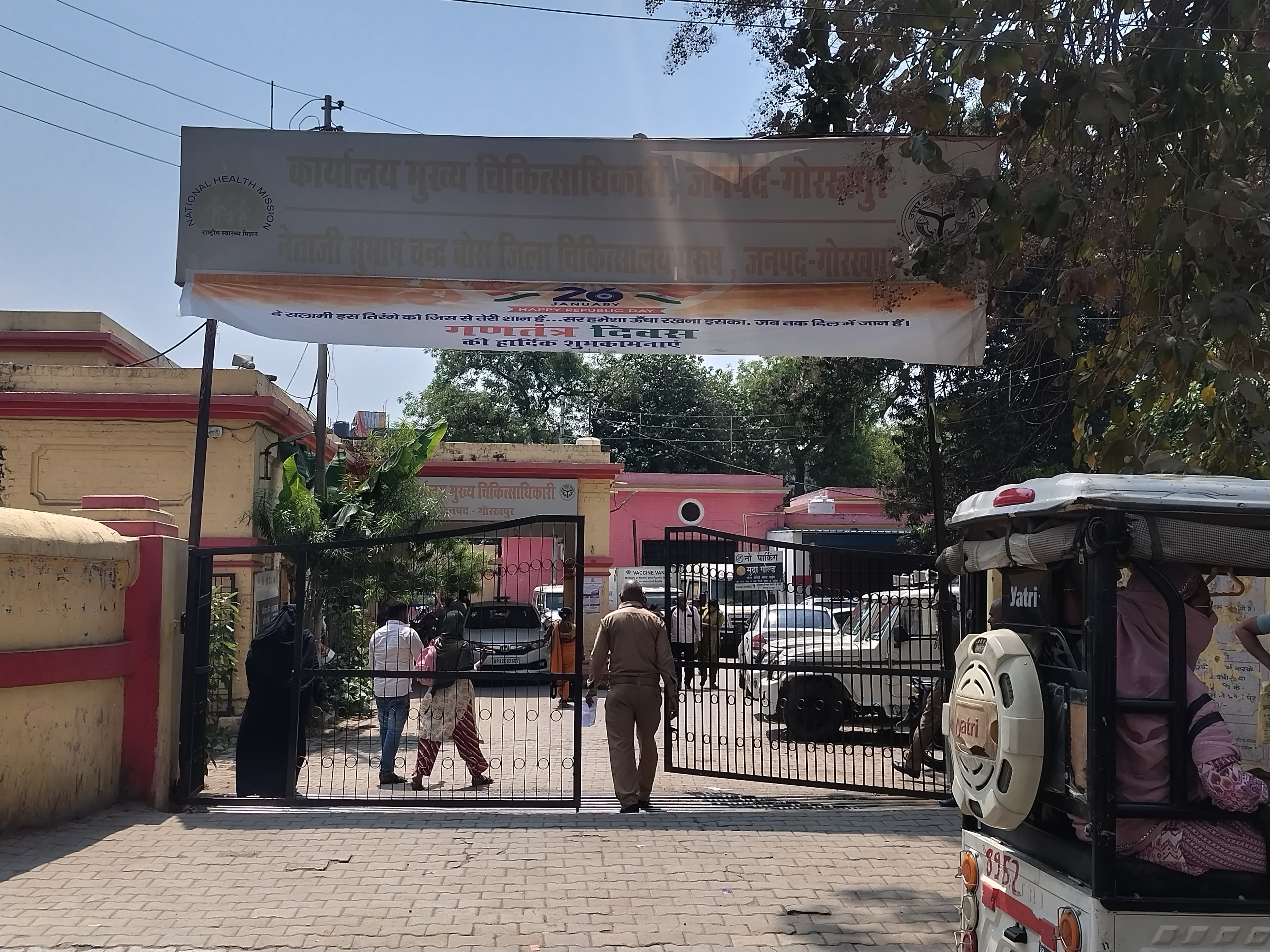 गोरखपुर जिला अस्पताल में अव्यवस्था और अभद्रता का आरोप, कैंसर मरीज के