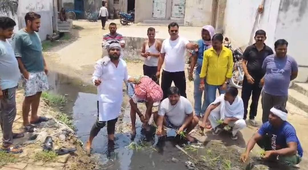 15 साल बाद जागी प्रशासन की नींद: ग्रामीणों के विरोध से हाजीपुर