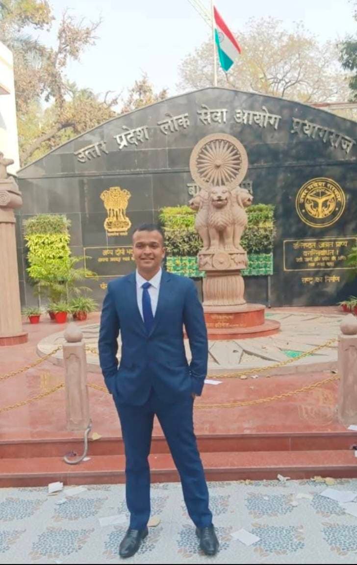 श्रीधर पाण्डेय, बने पीसीएस वाणिज्य कर अधिकारी — हुरमुजपुर में जश्न का