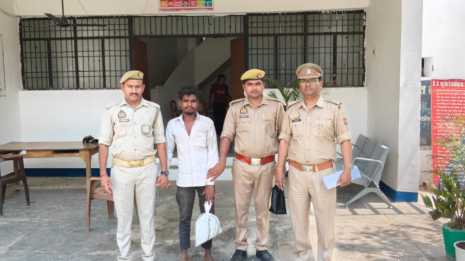 थाना चोपन पुलिस द्वारा अवैध गांजा के साथ एक को किया गिरफ्तार