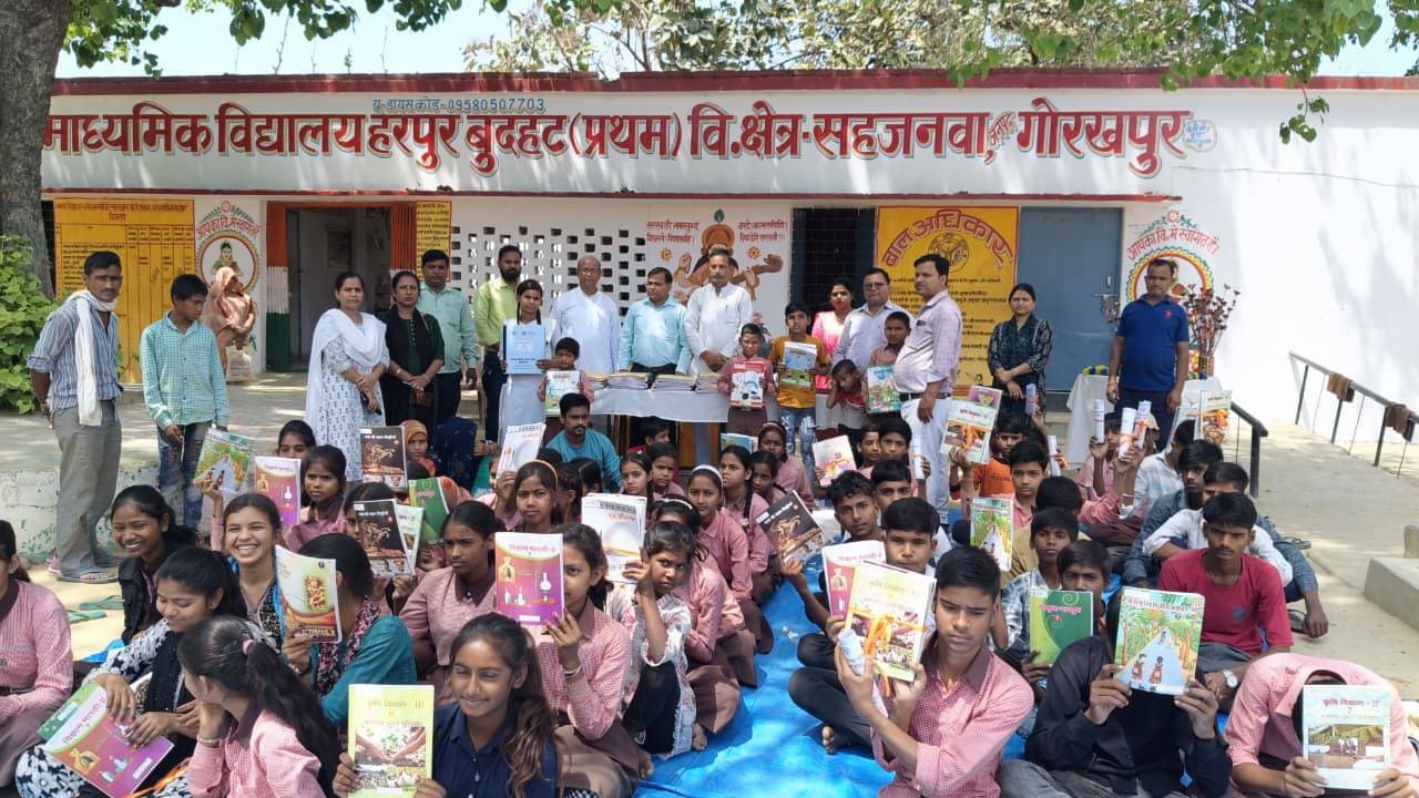 दिव्यांग बच्चों के चेहरे ब्रेल पुस्तकें एवं अंक पत्र पाकर खिल उठे