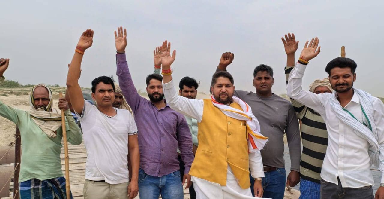 सिंघोड़वा घाट पर पक्के पुल के लिए ओबीसी पार्टी ने किया प्रदर्शन