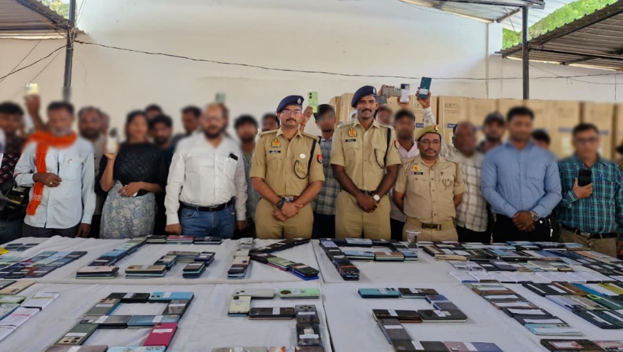 गोरखपुर पुलिस का बड़ा कारनामा: 852 गुम मोबाइल बरामद, करोड़ों की संपत्ति
