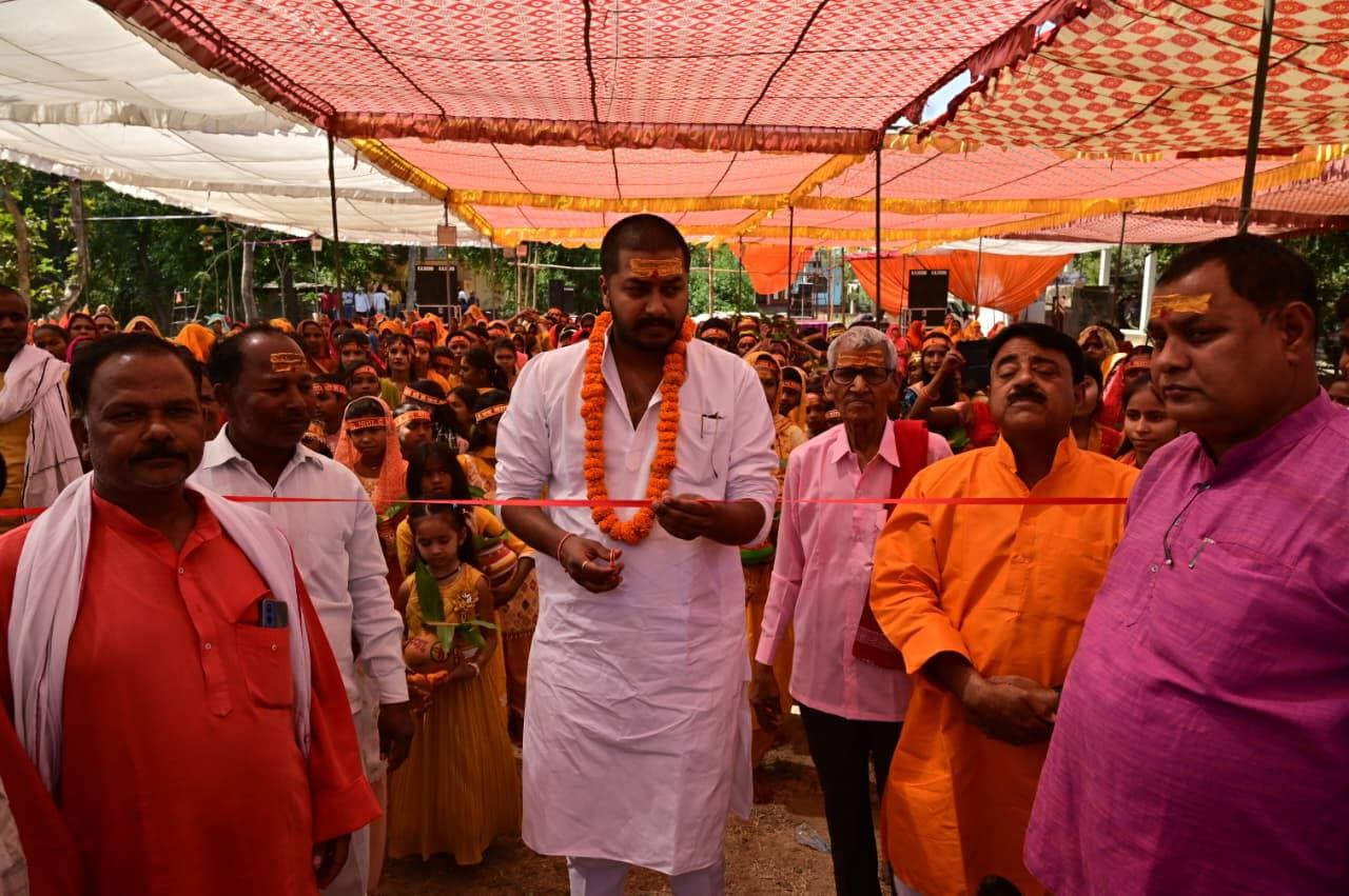 देवकहिया में मारुतिनंदन महायज्ञ की निकली कलश यात्रा