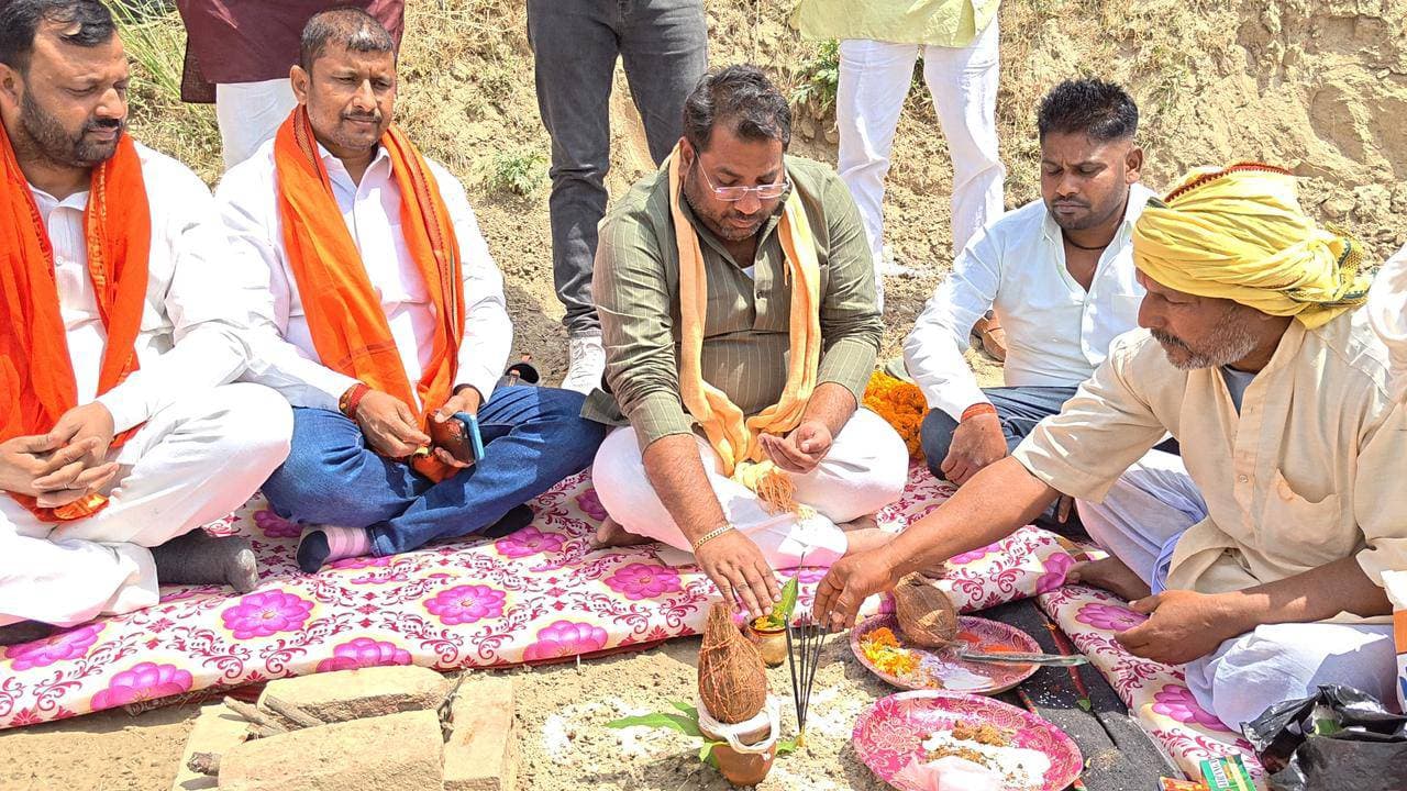 विधायक ने पांच तट बंधों के निर्माण के लिए किया भूमि पूजन