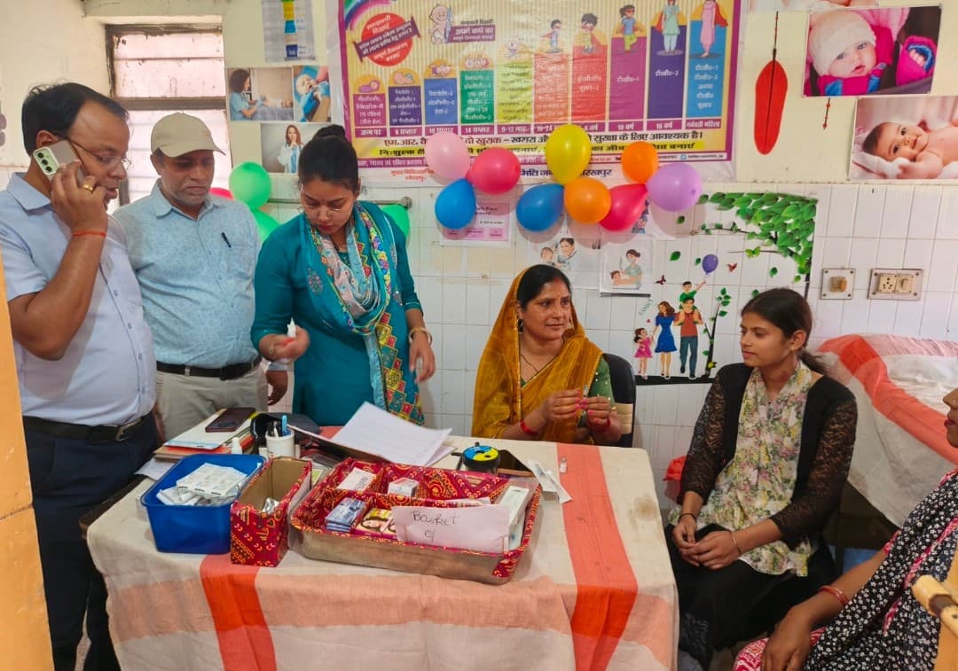 सी एच सी प्रभारी वैक्सीन के लिए किया जागरूक गगहा गोरखपुर बांसगांव