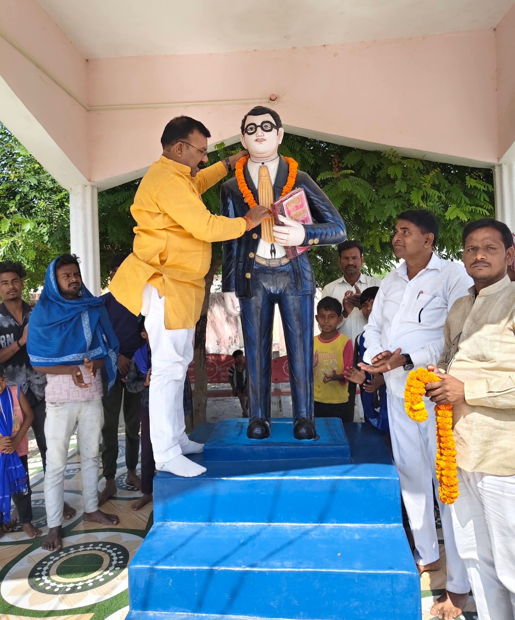 गोला में धूमधाम से मनाई गई डॉ. भीमराव अंबेडकर जयंती। मदरिया ।