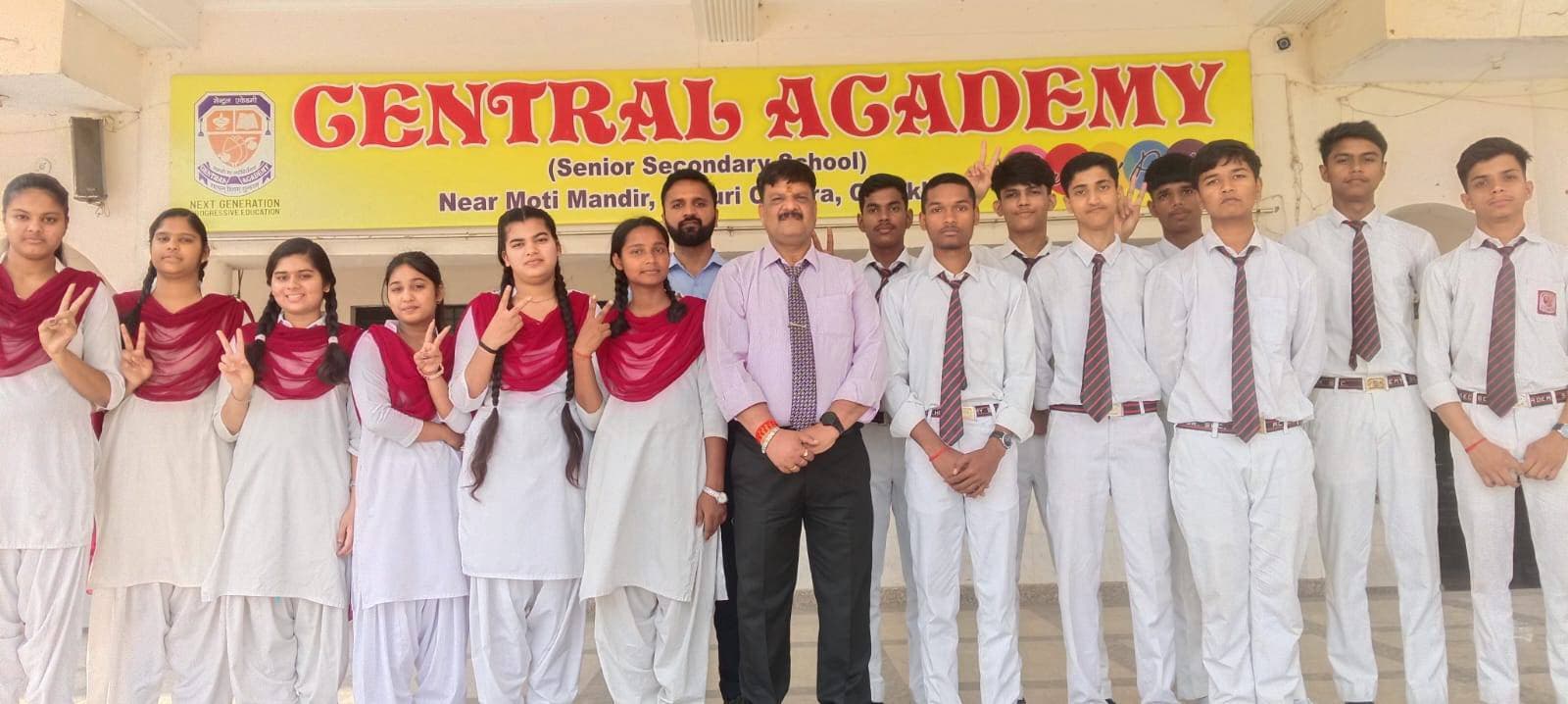 सेंट्रल एकेडमी चौरी चौरा की प्रांजलि ने किया टॉप