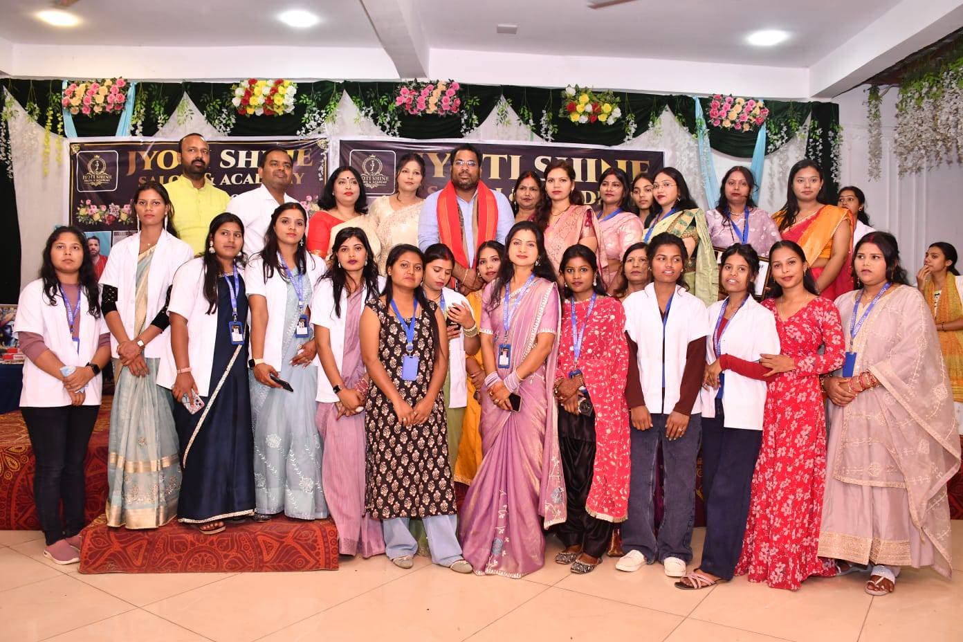 चौरीचौरा विधायक ने ब्यूटीशियन प्रमाणपत्र देकर किया पुरस्कृत