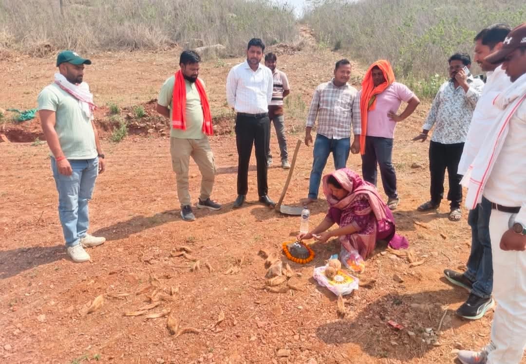 डाला सोनभद्र , नगर पंचायत के वार्ड नंबर 1 में बारात घर बनाने को लेकर किया गया भूमि पूजन एवं शिलान्यास