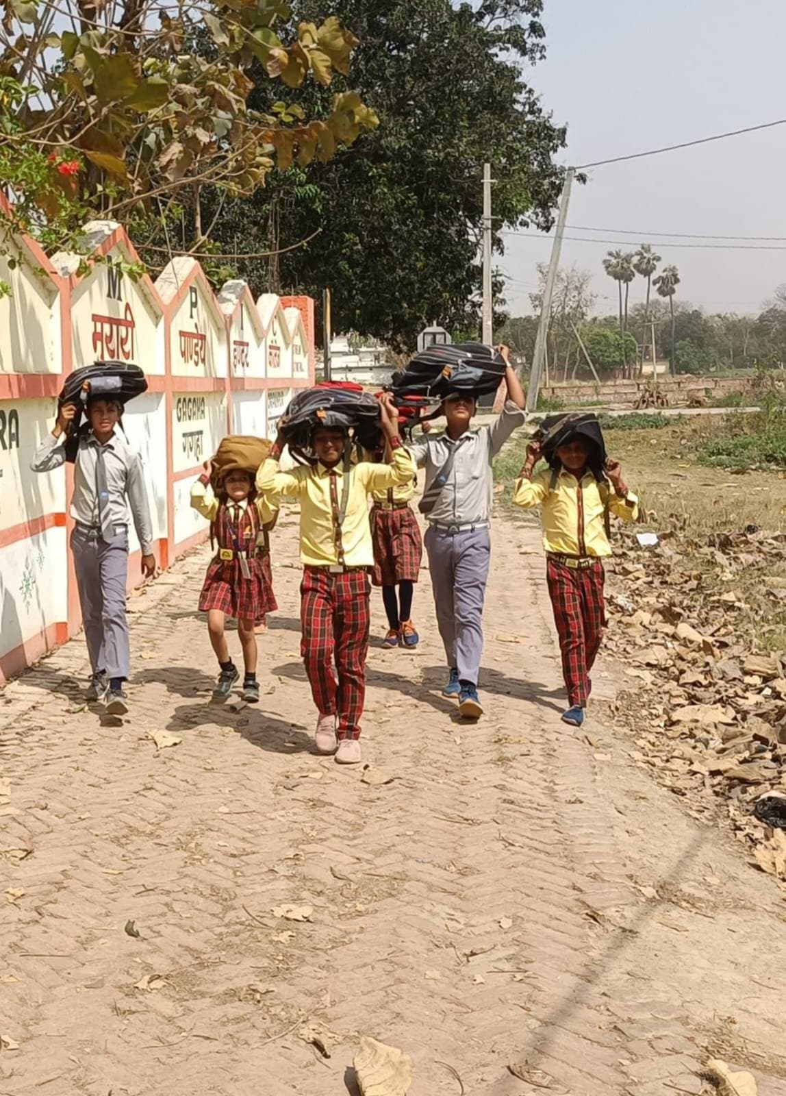 भीषण गर्मी में स्कूल समय बदलने की मांग तेज, अभिभावकों को बच्चों