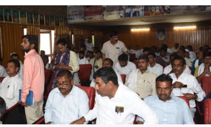 यूपी: राजधानी में जुटे प्रदेश भर के प्रधान, कहा- पंचायत चुनाव न