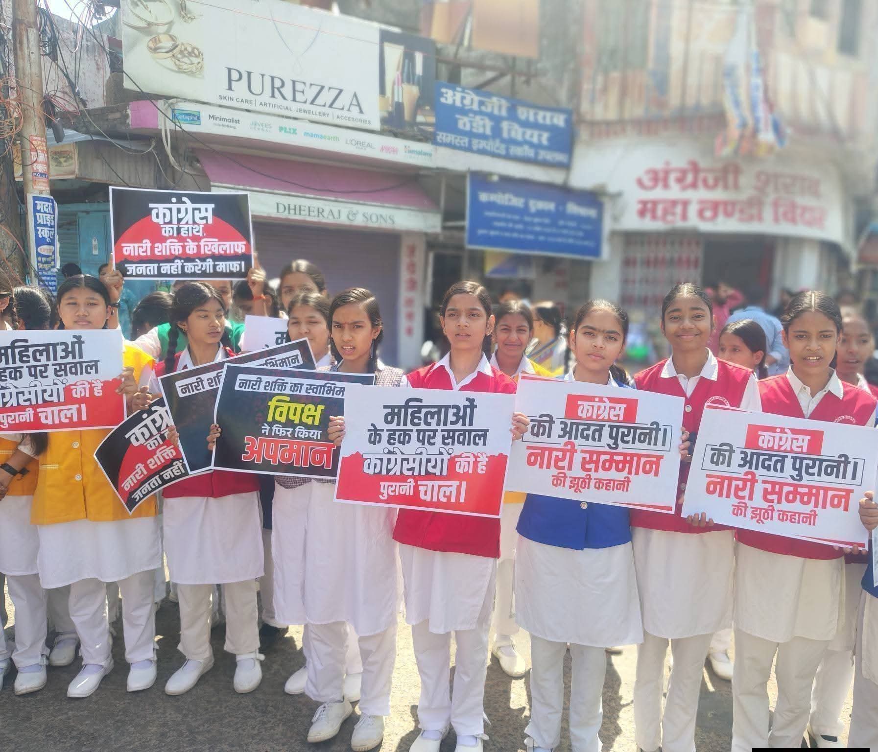 सियासत की भेंट चढ़ा बचपन: लखीमपुर खीरी में स्कूली छात्राओं को सड़क