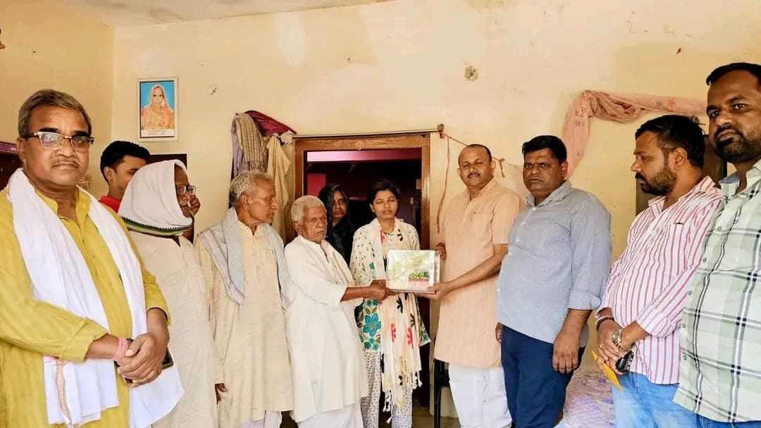 जिला टापर दिव्या यादव को विधायक प्रदीप शुक्ला ने दी बधाई