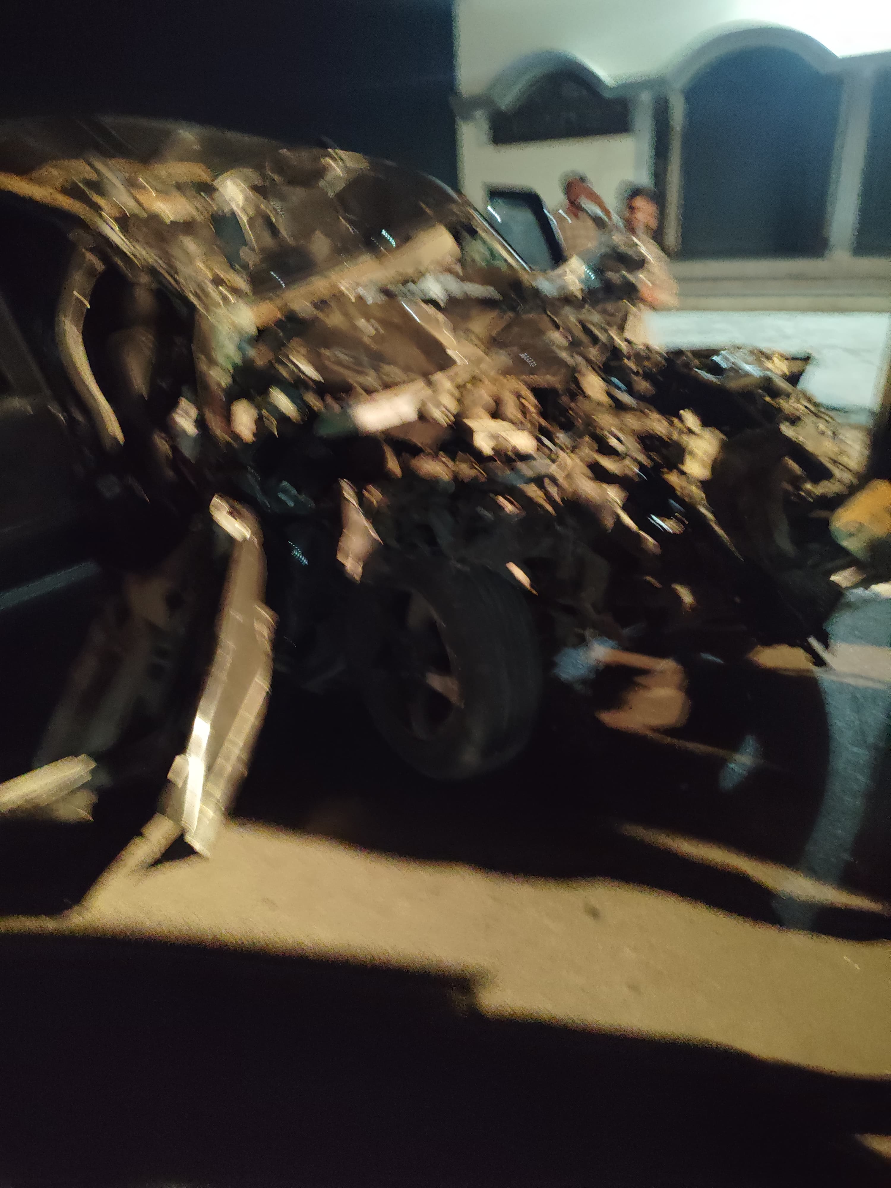 तेज रफ्तार स्कॉर्पियो रामजानकी मार्ग पर खड़ी ट्राली से टकराई, तीन की