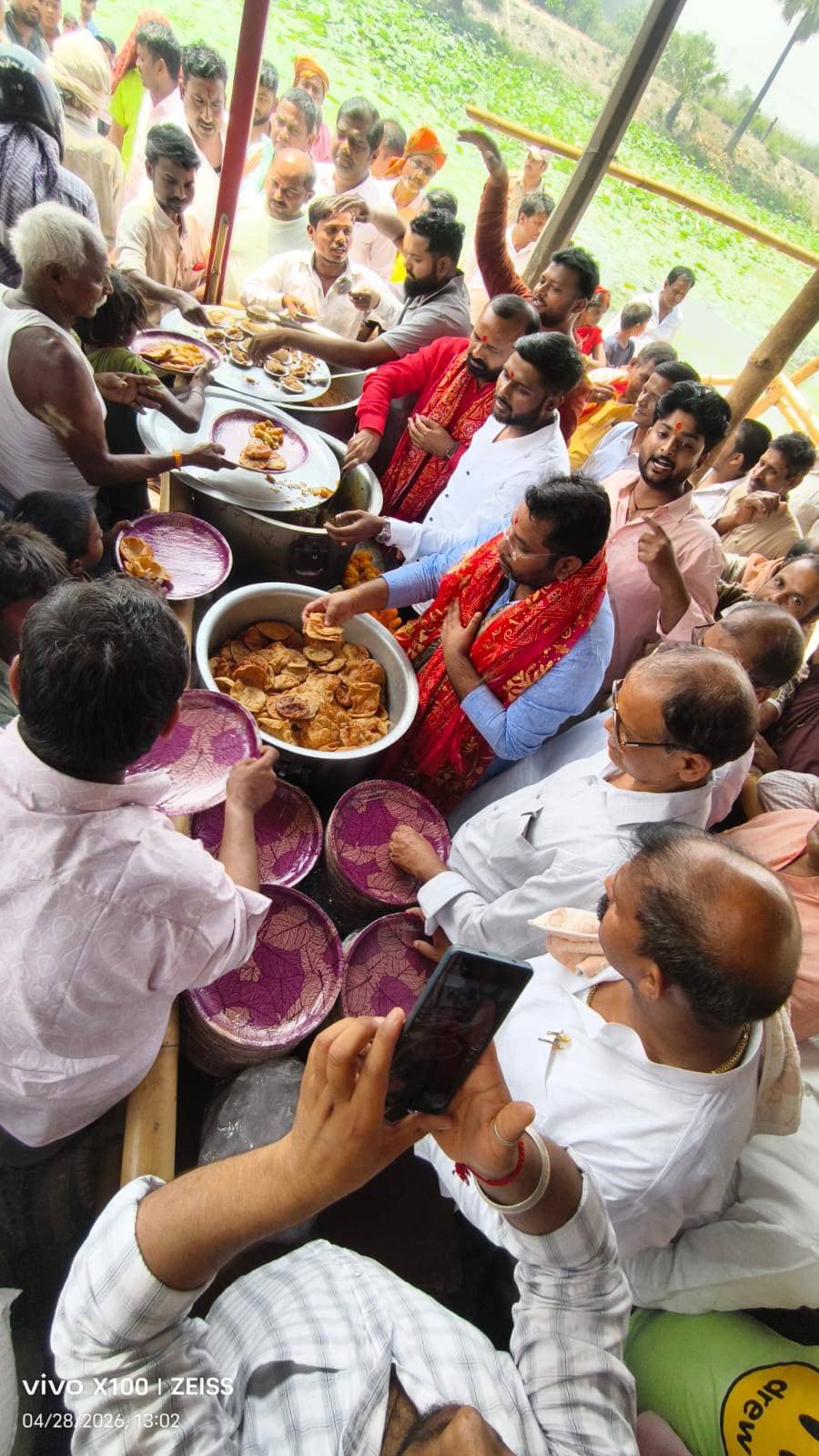 माँ तरकुलहा धाम में विधायक ने भंडारा प्रसाद वितरित किया