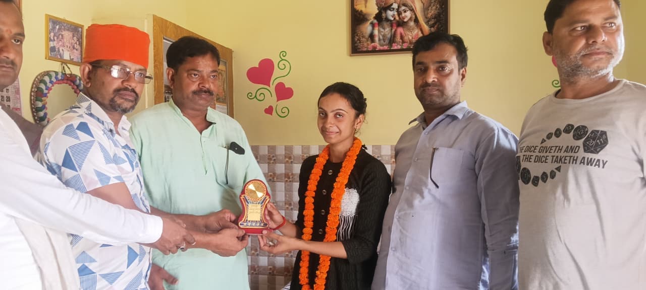 छिनैतों के साथ लड़ने वाली बहादुर बेटी को व्यापार मंडल ने किया