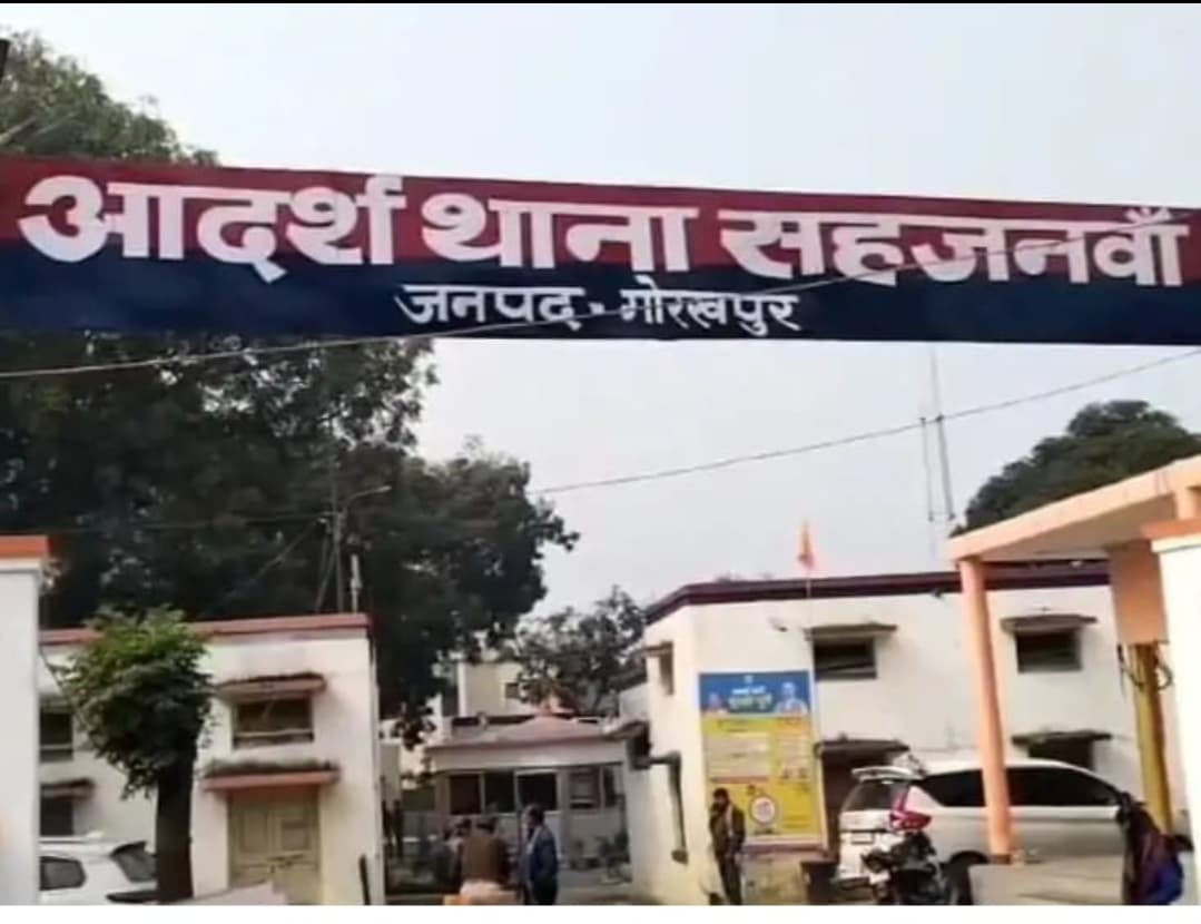 सहजनवां बाजार में पत्रकार की कार पर चोरों का धावा, पलक झपकते उड़ा ले गए आईफोन