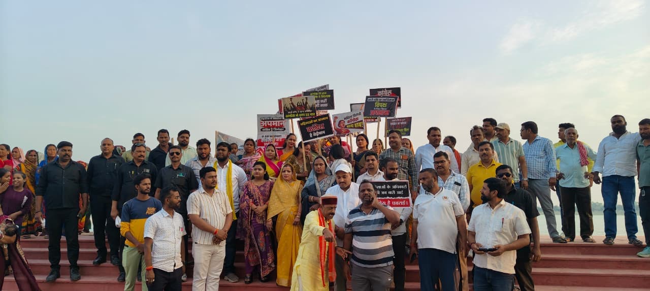 महिला आरक्षण बिल पर कांग्रेस के विरुद्ध महिलाओं ने प्रीति उमर के नेतृत्व में निकला मार्च।