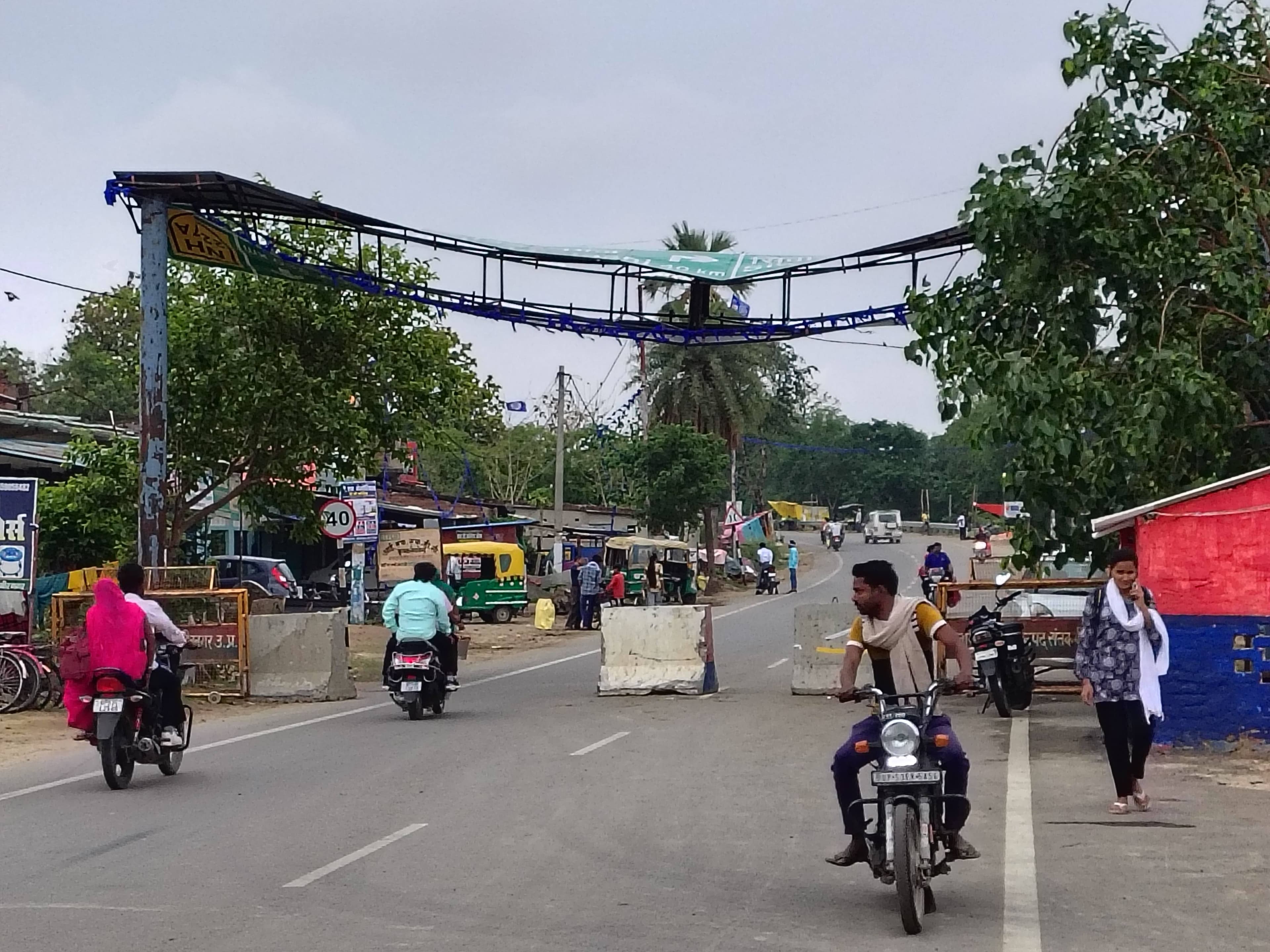 *आंधी में क्षतिग्रस्त NH-227 का बोर्ड बना खतरा, बसवारी गांव पुलिस चौकी