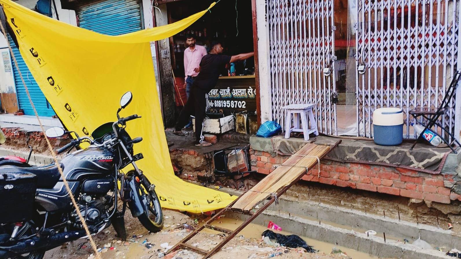पानी निकासी के लिए खोदी गई नाली का निर्माण पड़ा अधुरा-कार्यदाई