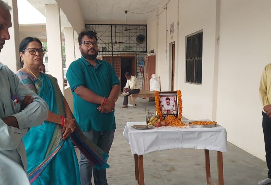 जिला विद्यालय निरीक्षक अमरकांत सिंह के निधन पर भटवली बाजार में शोक सभा, शिक्षकों-छात्राओं ने दी श्रद्धांजलि