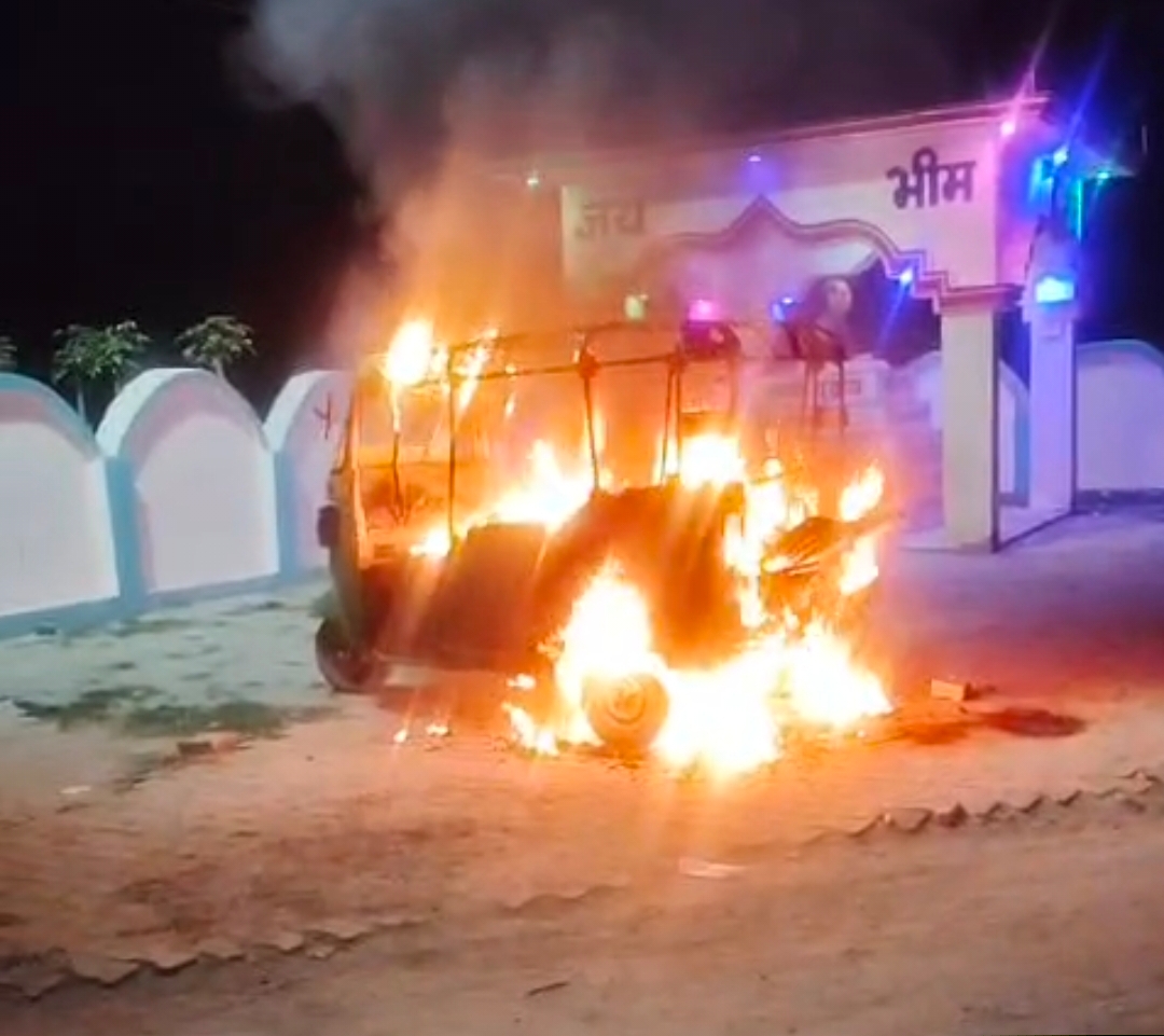 बभनौली गांव में देर रात एक ऑटो में अचानक भीषण आग लग