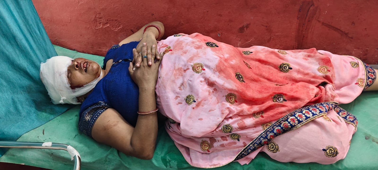 अवैध मिट्टी खनन कर जा रही ट्रैक्टर ट्राली की ठोकर से महिला घायल, रेफर