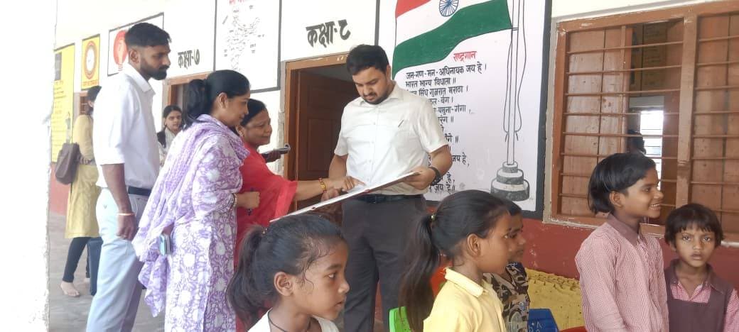 डीएम के औचक निरीक्षण में शिक्षा व्यवस्था पर सख्ती बिना ड्रेस स्कूल