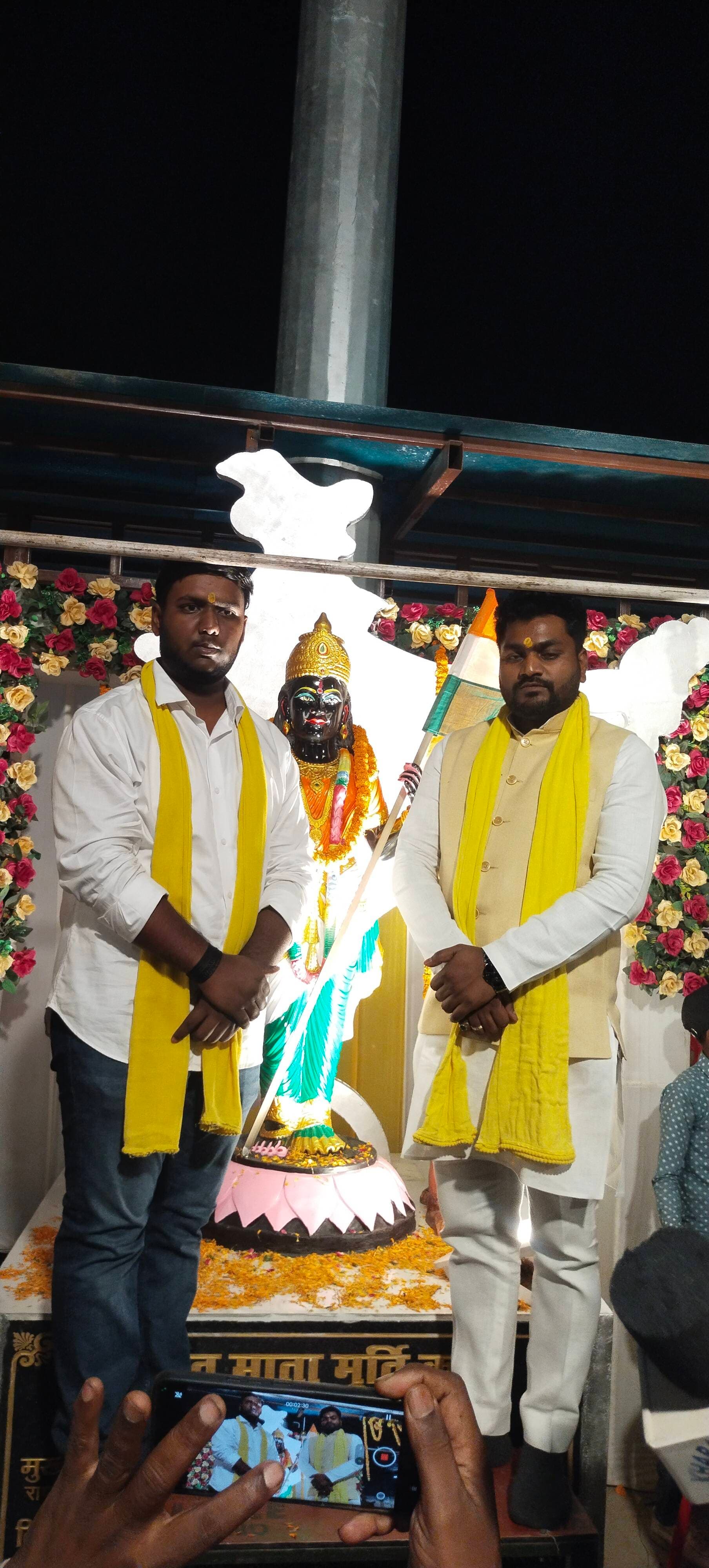 डा अरविन्द राजभर ने किया मूर्ति का अनावरण गगहा गोरखपुर बांसगांव संदेश।