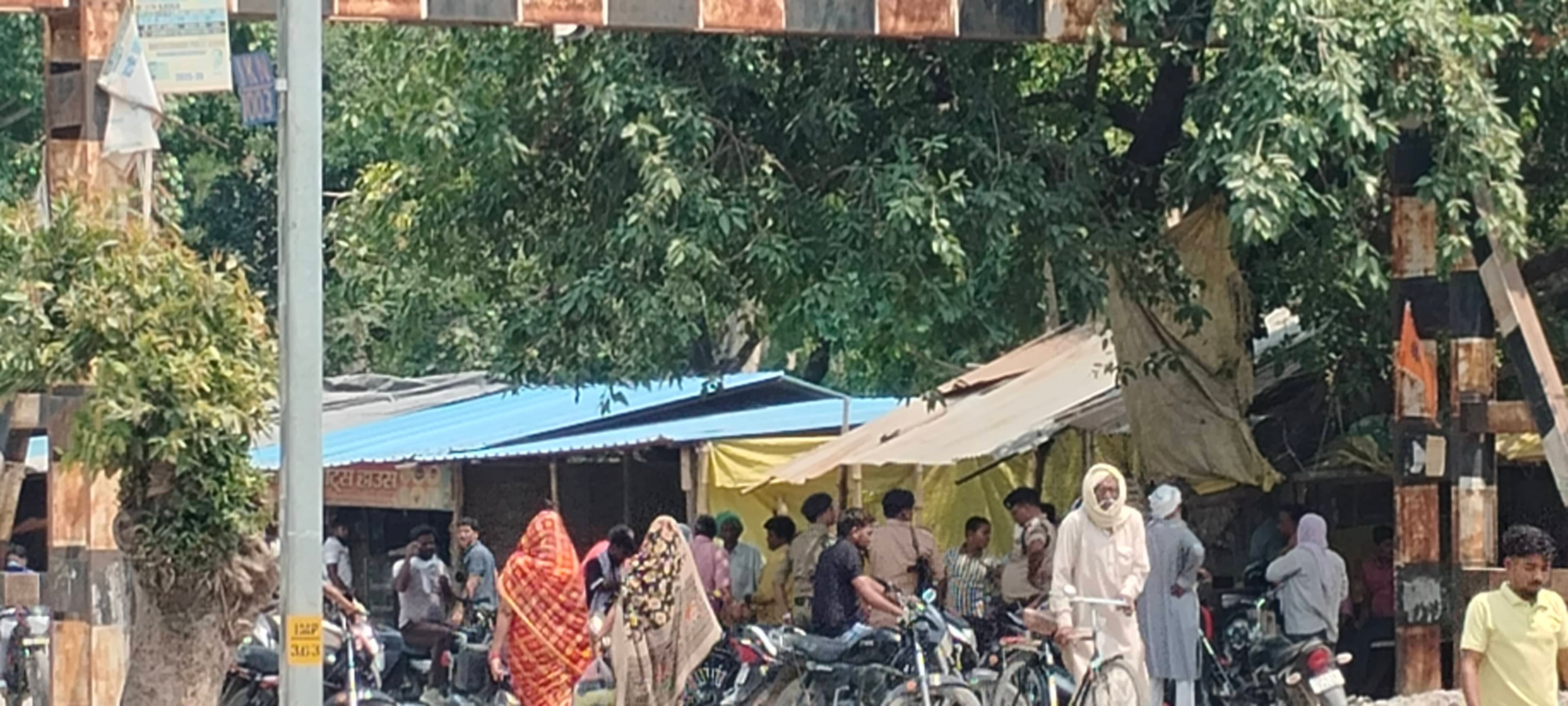 जखनियां बाजार में रेलवे की बड़ी कार्रवाई, अवैध अतिक्रमण हटाया गया रेलवे