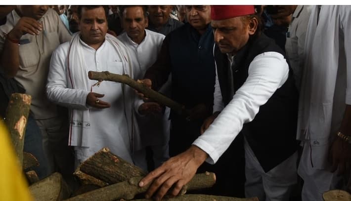 प्रतीक की बेटियों को चाचा शिवपाल ने संभाला, भावुक हुए अखिलेश... ससुर