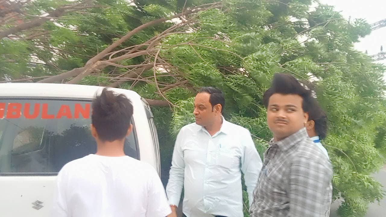तूफान का कहर: भीरपुर चौकी के पास जड़ से उखड़ा पेड़, एंबुलेंस