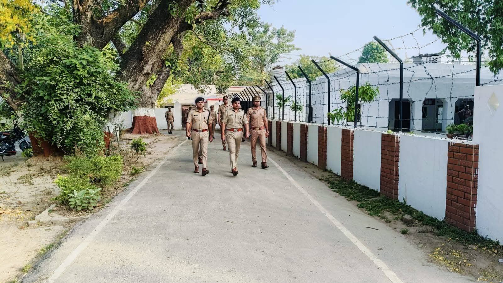 गाजीपुर एसपी की सलामी से गूंजी पुलिस लाइन, डायल-112 के बेड़े में