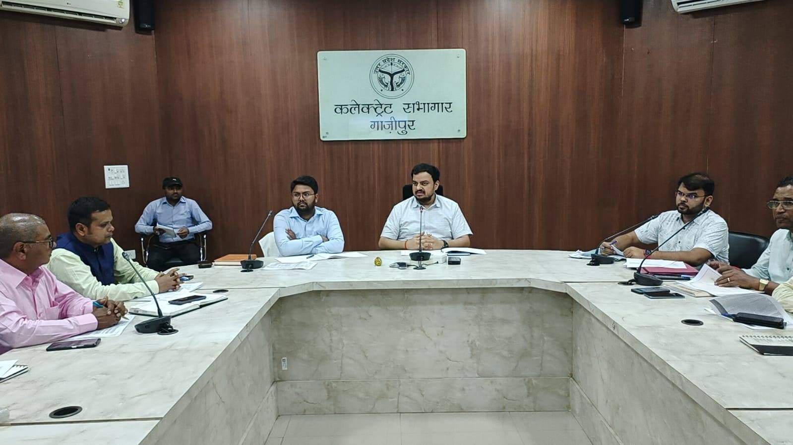पीएम सूर्य घर योजना में लापरवाही पर डीएम सख्त, बैंकों को 7