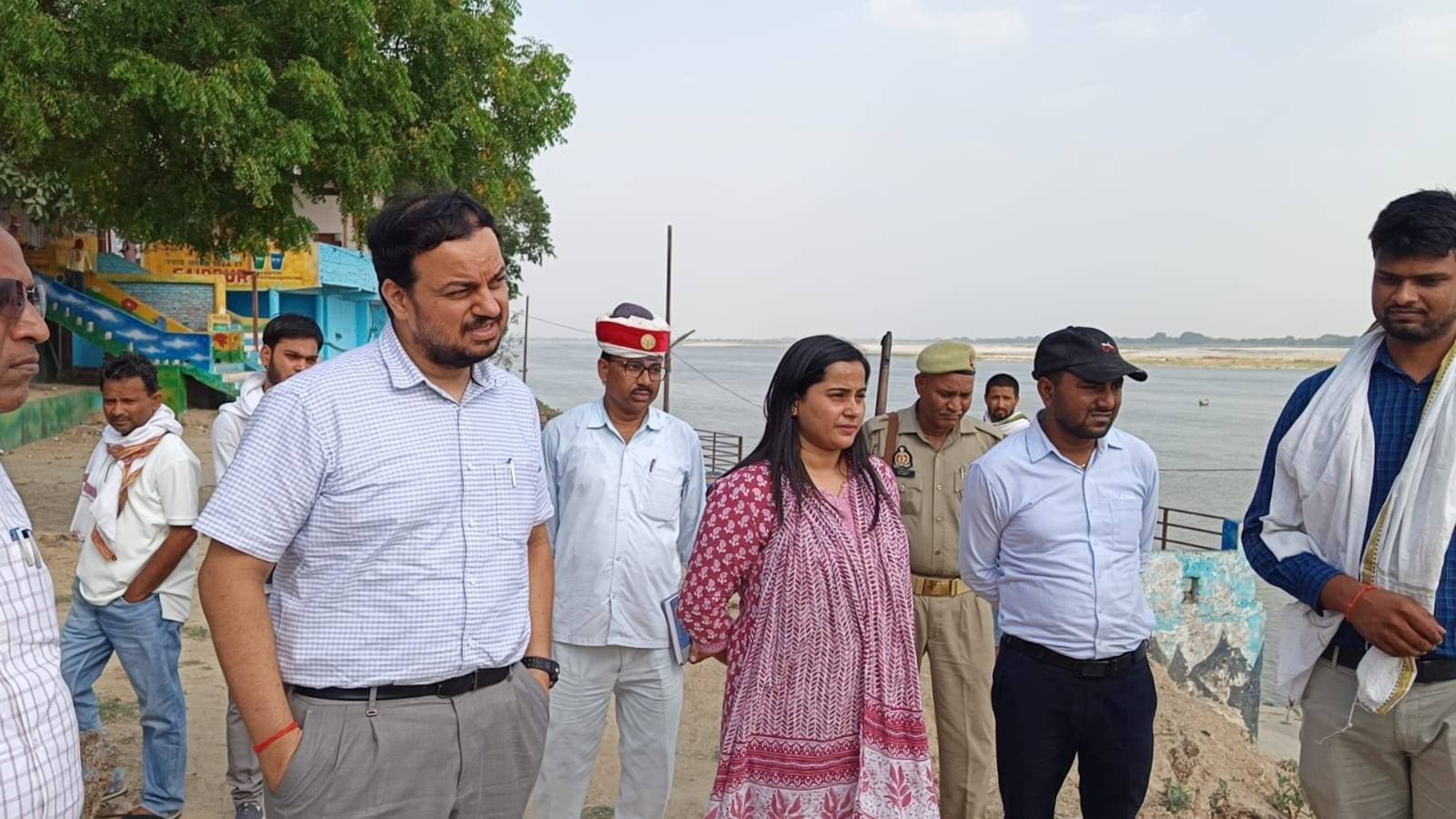 संभावित बाढ़ एवं कटान को लेकर डीएम ने निर्माणाधीन परियोजनाओं का किया